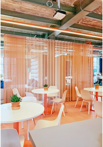 Unlock Creativity in Maastricht in Collab, a co-working space in the Social Hub. Designed by Studio Königshausen; the vibrant central square fosters networking and community engagement. Join us in this innovative co-working environment, where design meets adaptability to inspire creativity and growth.